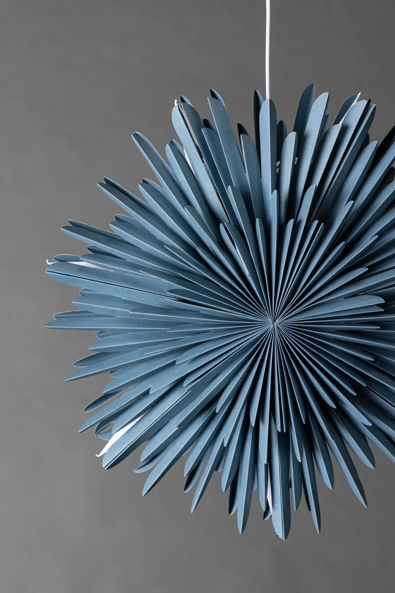 Sälen Papierstern Hängelampe in Ø 46 cm, Blau, im Wohnraum, Ansicht 2