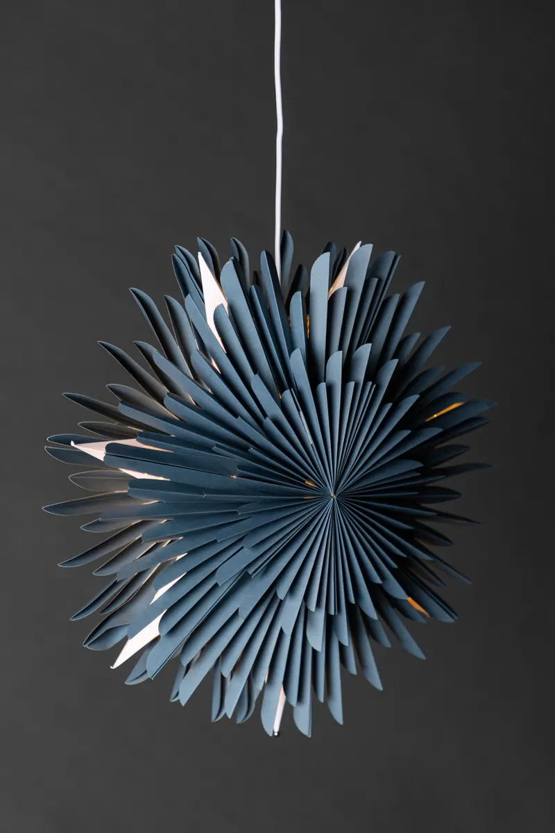Sälen Papierstern Hängelampe in Ø 46 cm, Blau, im Wohnraum, Ansicht 3