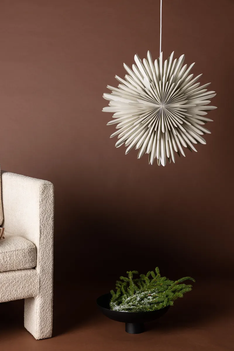 Sälen Papierstern Hängelampe in Ø 60 cm, Beige, im Wohnraum, Ansicht 1