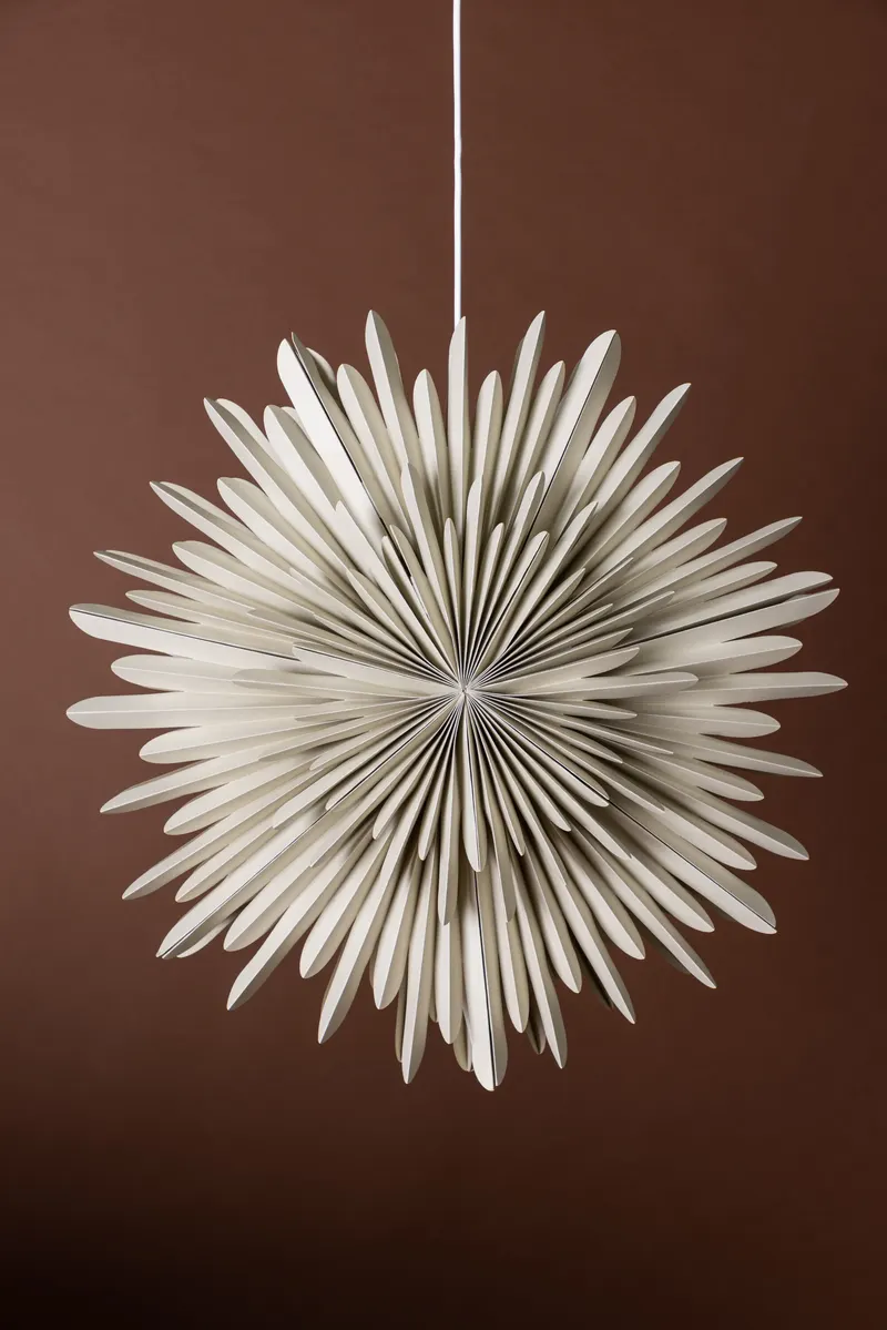 Sälen Papierstern Hängelampe in Ø 60 cm, Beige, im Wohnraum, Ansicht 2
