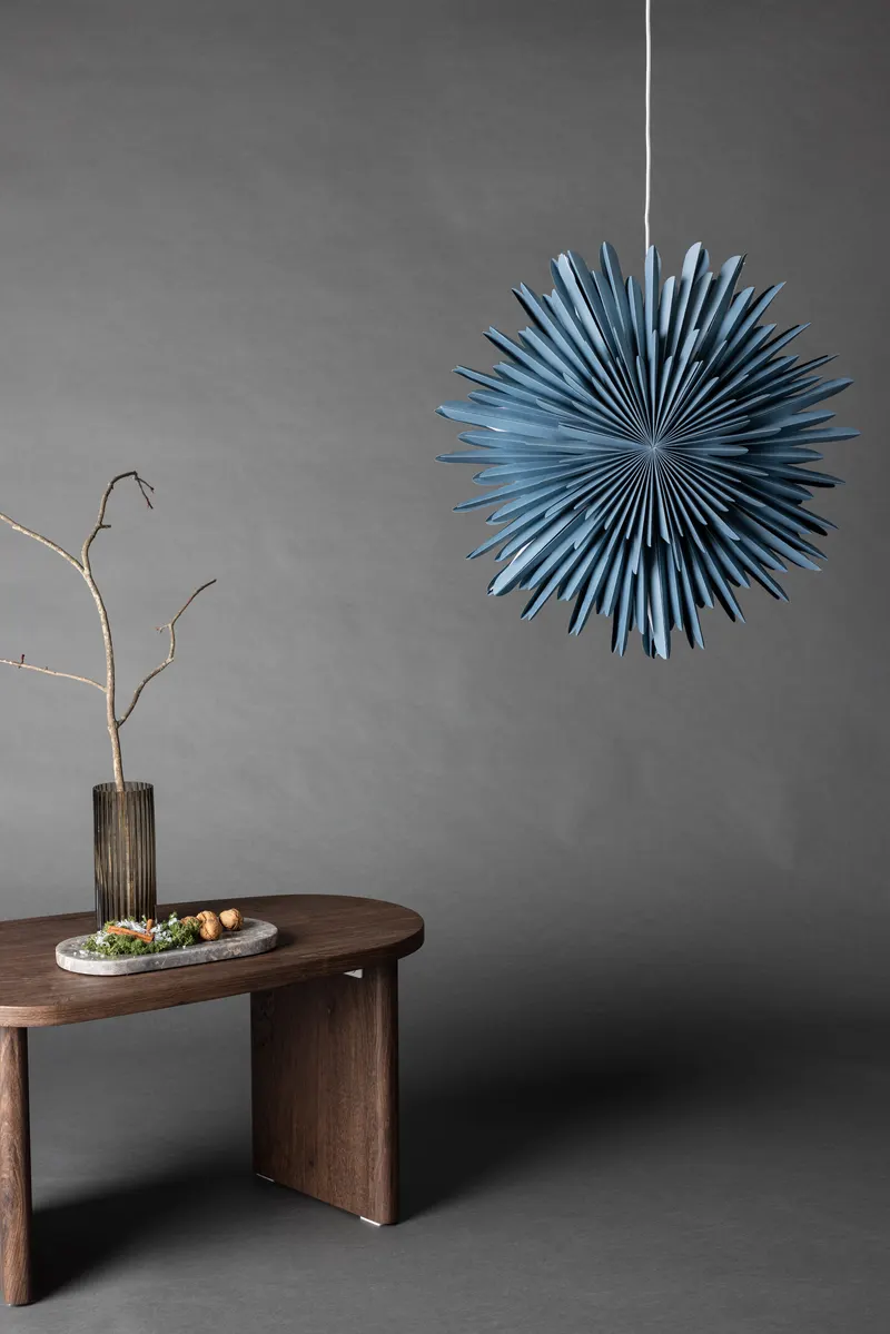 Sälen Papierstern Hängelampe in Ø 60 cm, Blau, im Wohnraum, Ansicht 1