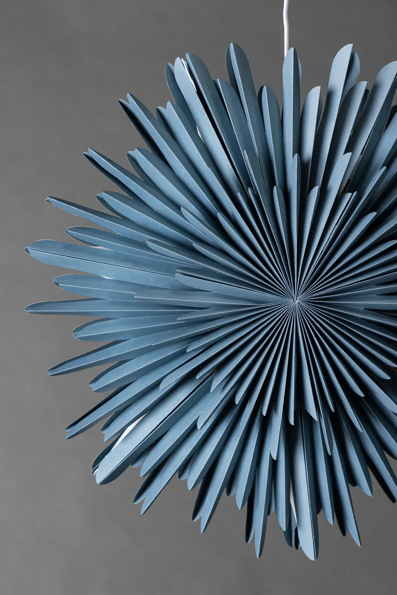 Sälen Papierstern Hängelampe in Ø 60 cm, Blau, im Wohnraum, Ansicht 2
