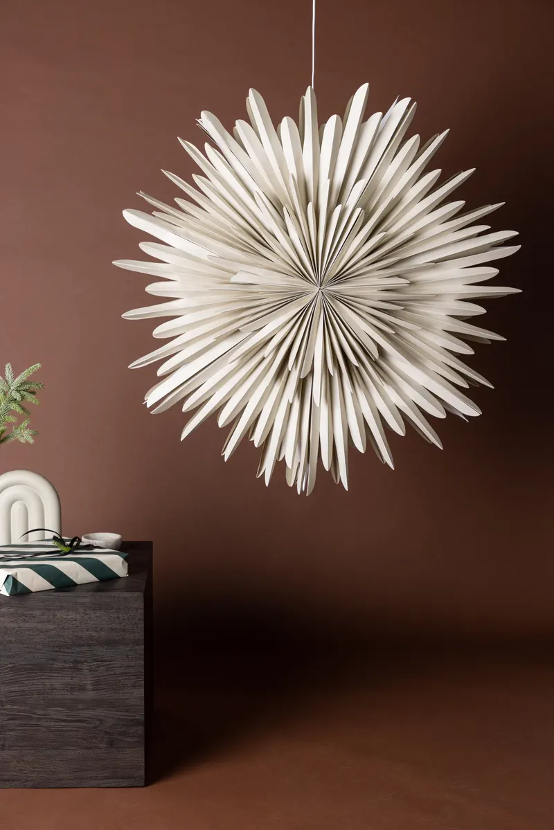Sälen Papierstern Hängelampe in Ø 100 cm, Beige, im Wohnraum, Ansicht 1
