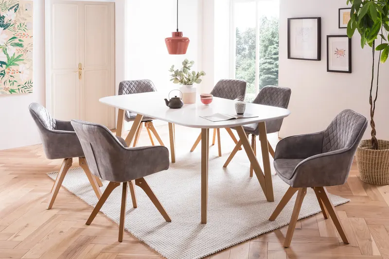 Essgruppe mit weißem Tisch und grauen Stühlen, Ansicht 1