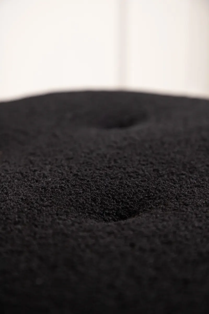 Salina Polsterhocker mit Knopfheftung in Schwarz, Gestell Natur, im Wohnraum, Ansicht 2