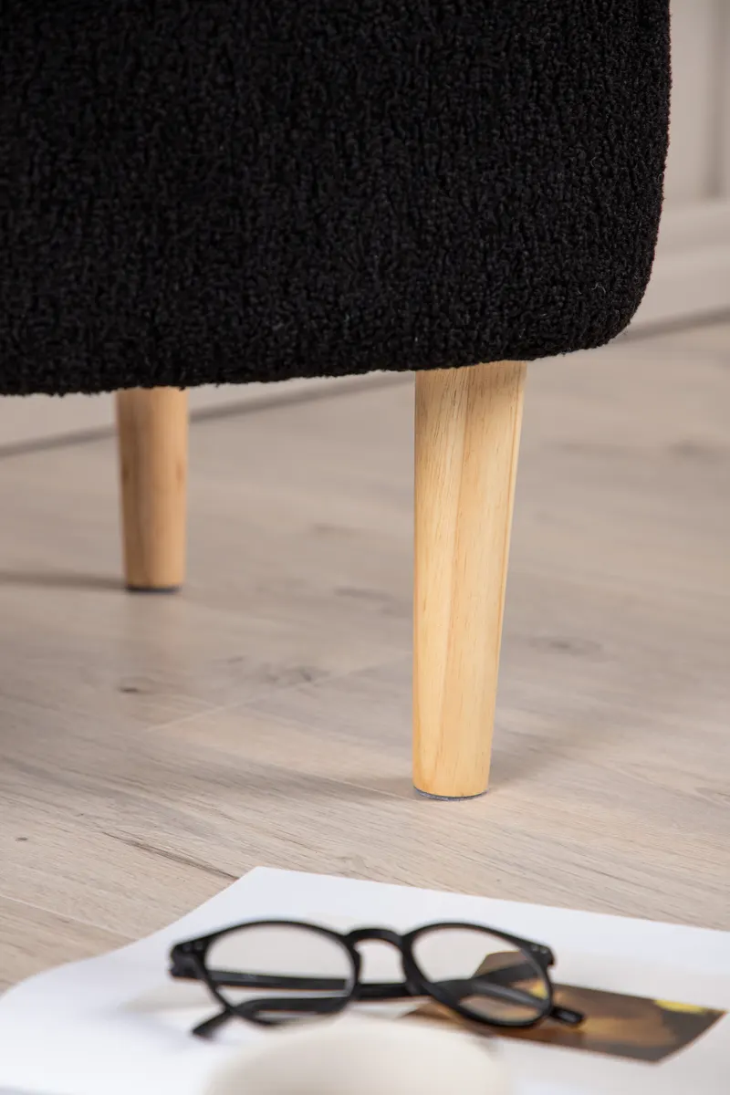 Salina Polsterhocker mit Knopfheftung in Schwarz, Gestell Natur, im Wohnraum, Ansicht 3