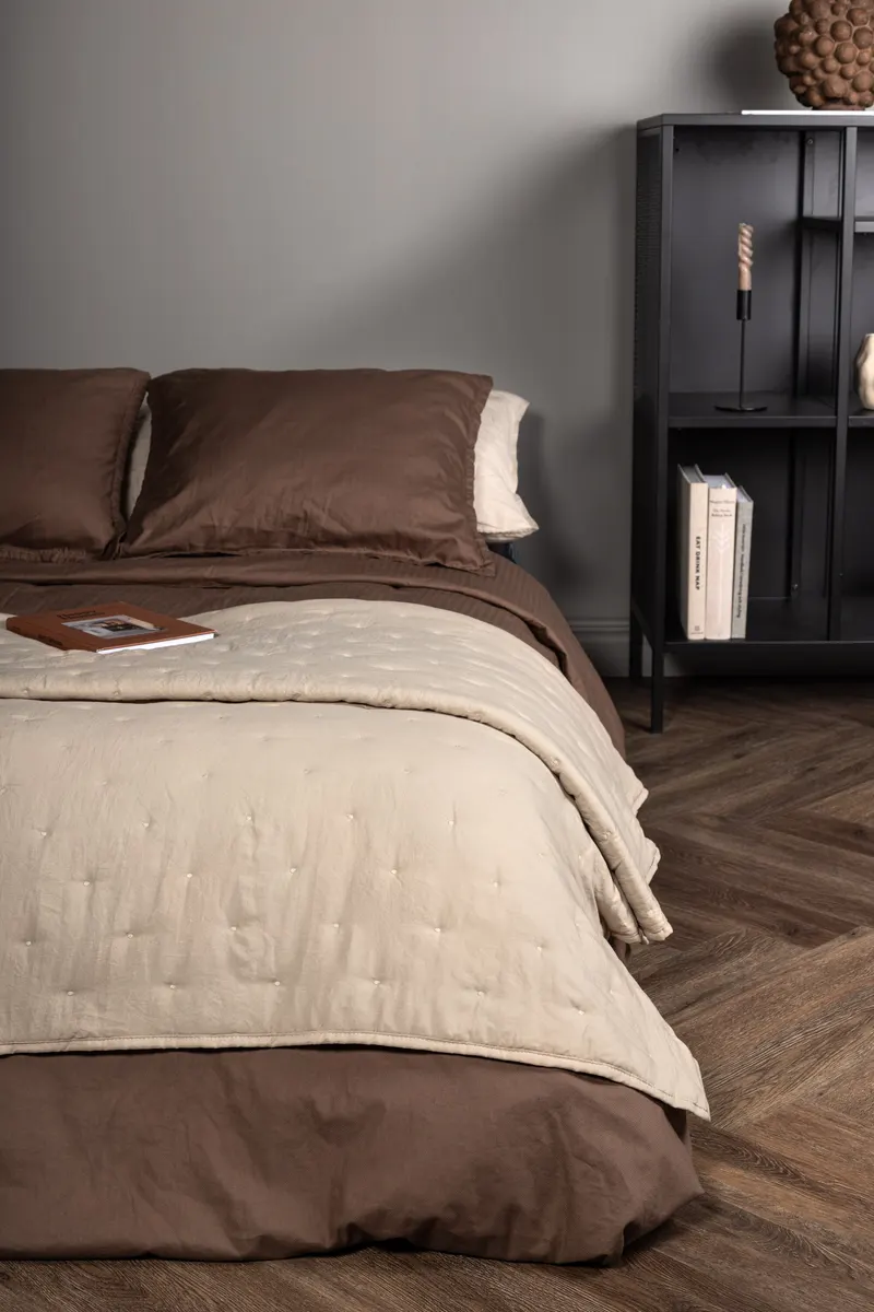 Sally gesteppte Tagesdecke mit Stickpunkten in 150 × 250 cm, Beige, im Wohnraum, Ansicht 1