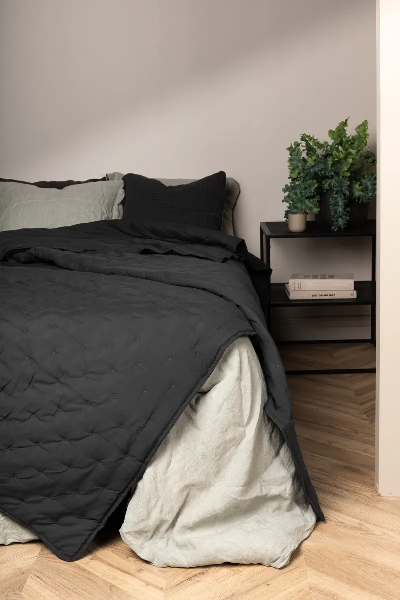Sally gesteppte Tagesdecke mit Stickpunkten in 150 × 250 cm, Anthrazit, im Wohnraum, Ansicht 1