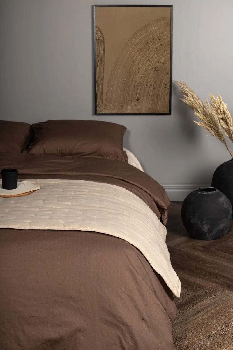 Sally gesteppte Tagesdecke mit Stickpunkten in 80 × 260 cm, Beige, im Wohnraum, Ansicht 1