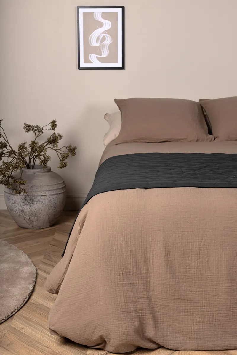Sally gesteppte Tagesdecke mit Stickpunkten in 80 × 260 cm, Anthrazit, im Wohnraum, Ansicht 1