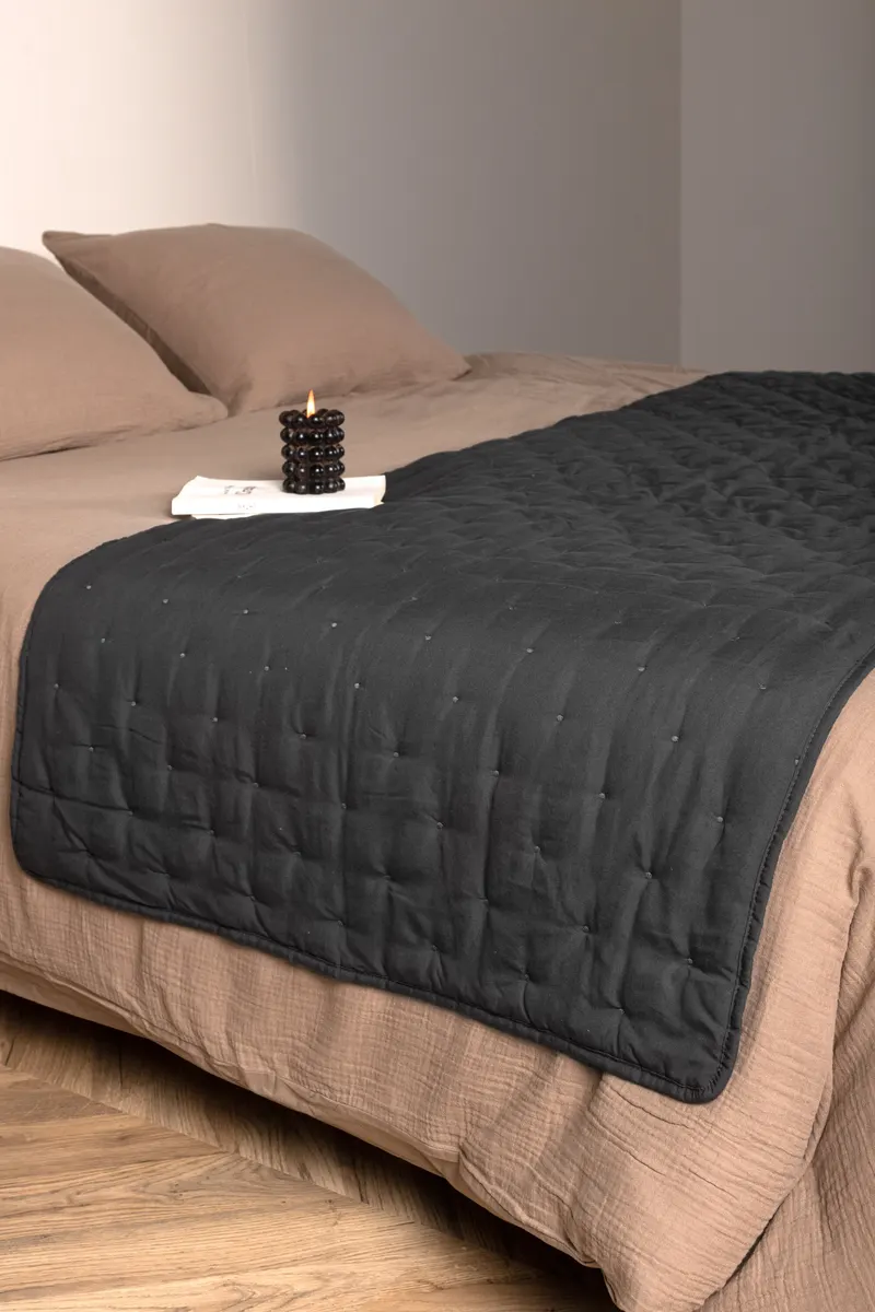 Sally gesteppte Tagesdecke mit Stickpunkten in 80 × 260 cm, Anthrazit, im Wohnraum, Ansicht 2