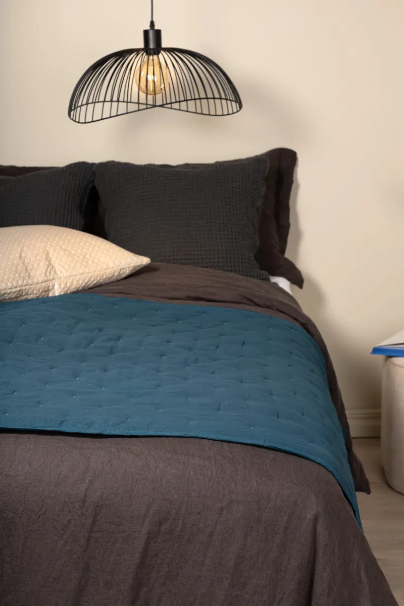 Sally gesteppte Tagesdecke mit Stickpunkten in 80 × 260 cm, Blau, im Wohnraum, Ansicht 1