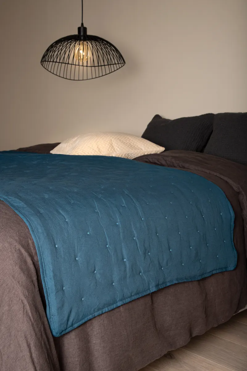 Sally gesteppte Tagesdecke mit Stickpunkten in 80 × 260 cm, Blau, im Wohnraum, Ansicht 2