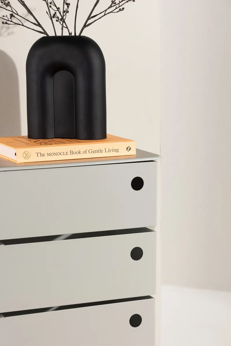 San Carlos schmale Kommode aus Stahl, im Wohnraum, Ansicht 2