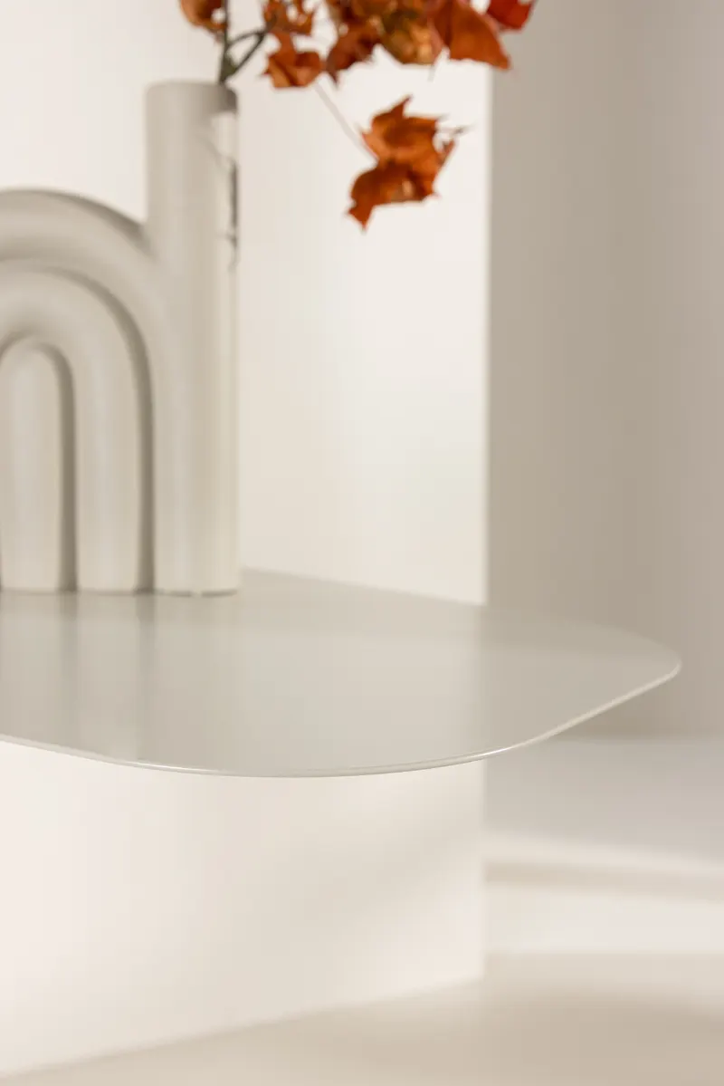 San Jose Beistelltisch aus Metall mit Säulenfuß und ovaler Platte in Beige, im Wohnraum, Ansicht 3