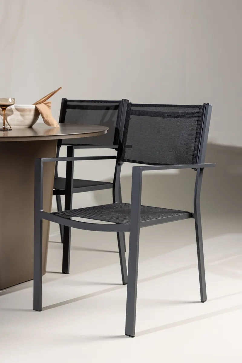 Santa Fe & Copacabana Gartenmöbel-Set mit rundem Sockeltisch und 4 Stühlen in Schwarz, im Wohnraum, Ansicht 3