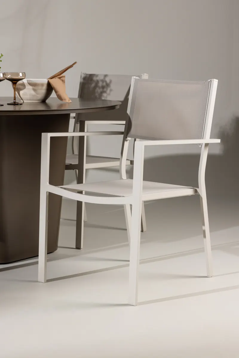 Santa Fe & Copacabana Gartenmöbel-Set mit rundem Sockeltisch und 4 Stühlen in Beige, im Wohnraum, Ansicht 3