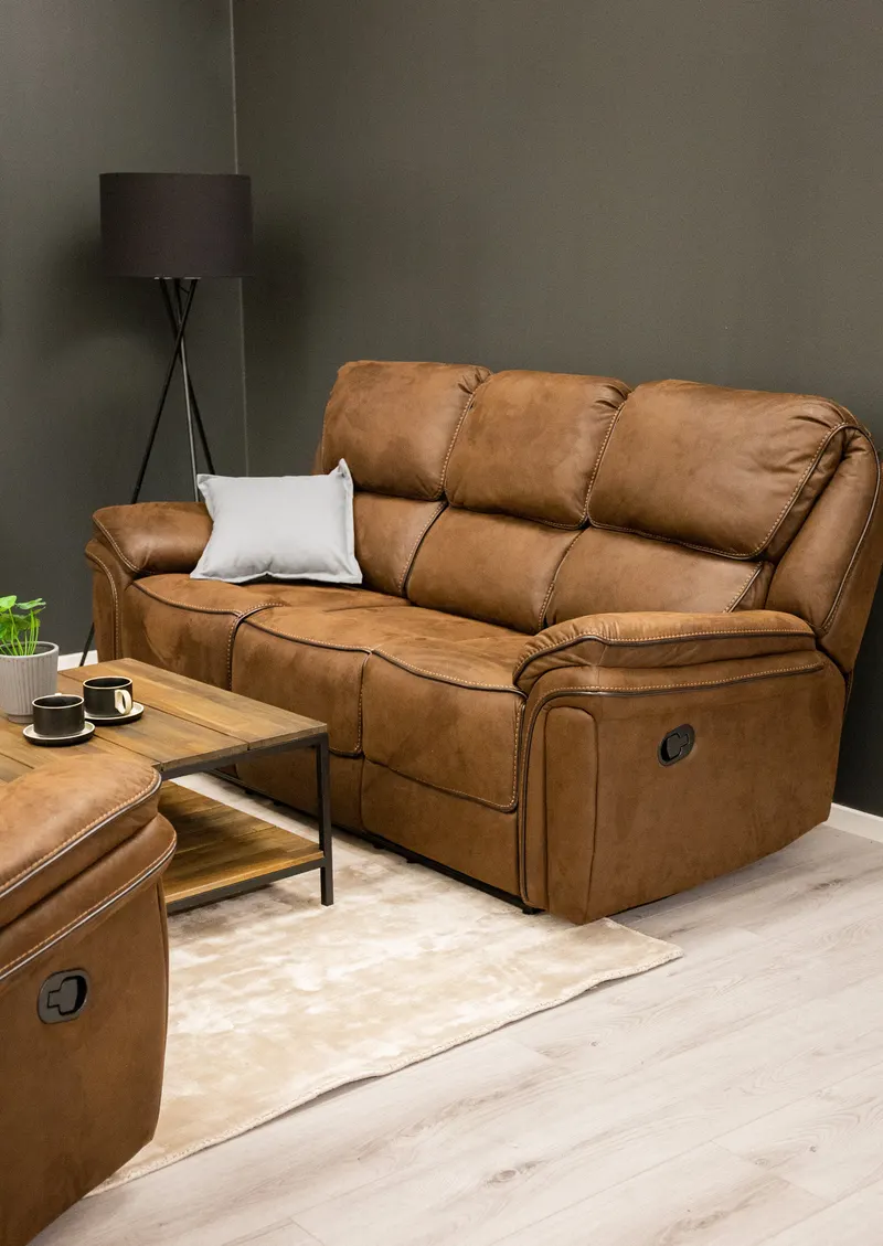 Saranda Sofa Modell 2 mit Liegefunktion in Braun, Gestell Schwarz, im Wohnraum