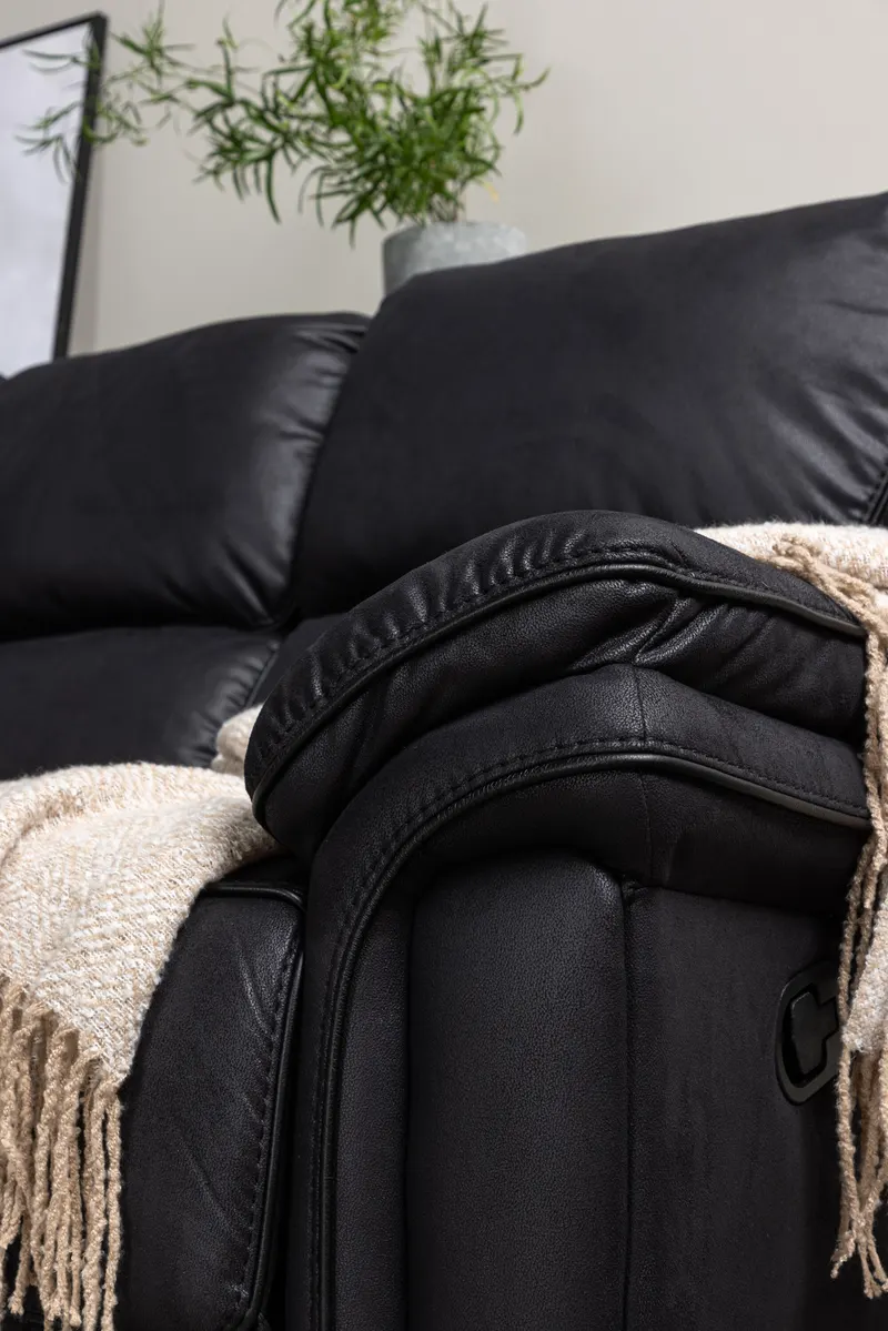 Saranda Sofa Modell 2 mit Liegefunktion in Schwarz, im Wohnraum, Ansicht 4