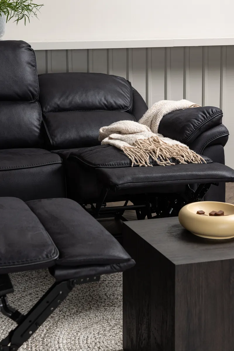 Saranda Sofa Modell 2 mit Liegefunktion in Schwarz, im Wohnraum, Ansicht 6