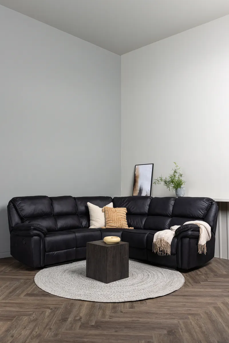 Saranda Sofa Modell 2 mit Liegefunktion in Schwarz, im Wohnraum, Ansicht 1