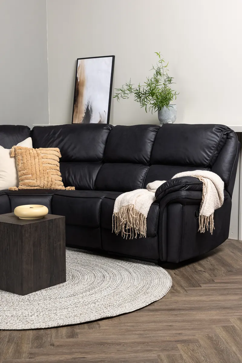 Saranda Sofa Modell 2 mit Liegefunktion in Schwarz, im Wohnraum, Ansicht 3