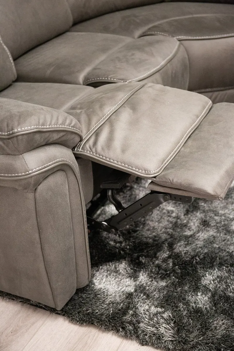 Saranda Sofa Modell 2 mit Liegefunktion in Grau, Gestell Schwarz, im Wohnraum, Ansicht 1
