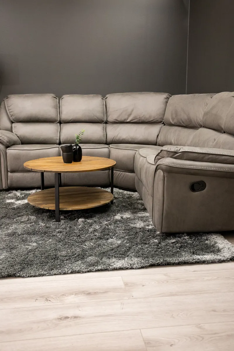 Saranda Sofa Modell 2 mit Liegefunktion in Grau, Gestell Schwarz, im Wohnraum, Ansicht 2