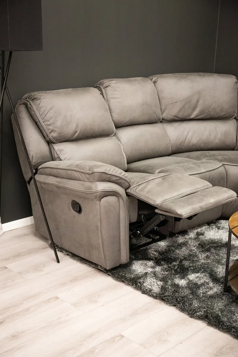 Saranda Sofa Modell 2 mit Liegefunktion in Grau, Gestell Schwarz, im Wohnraum, Ansicht 4