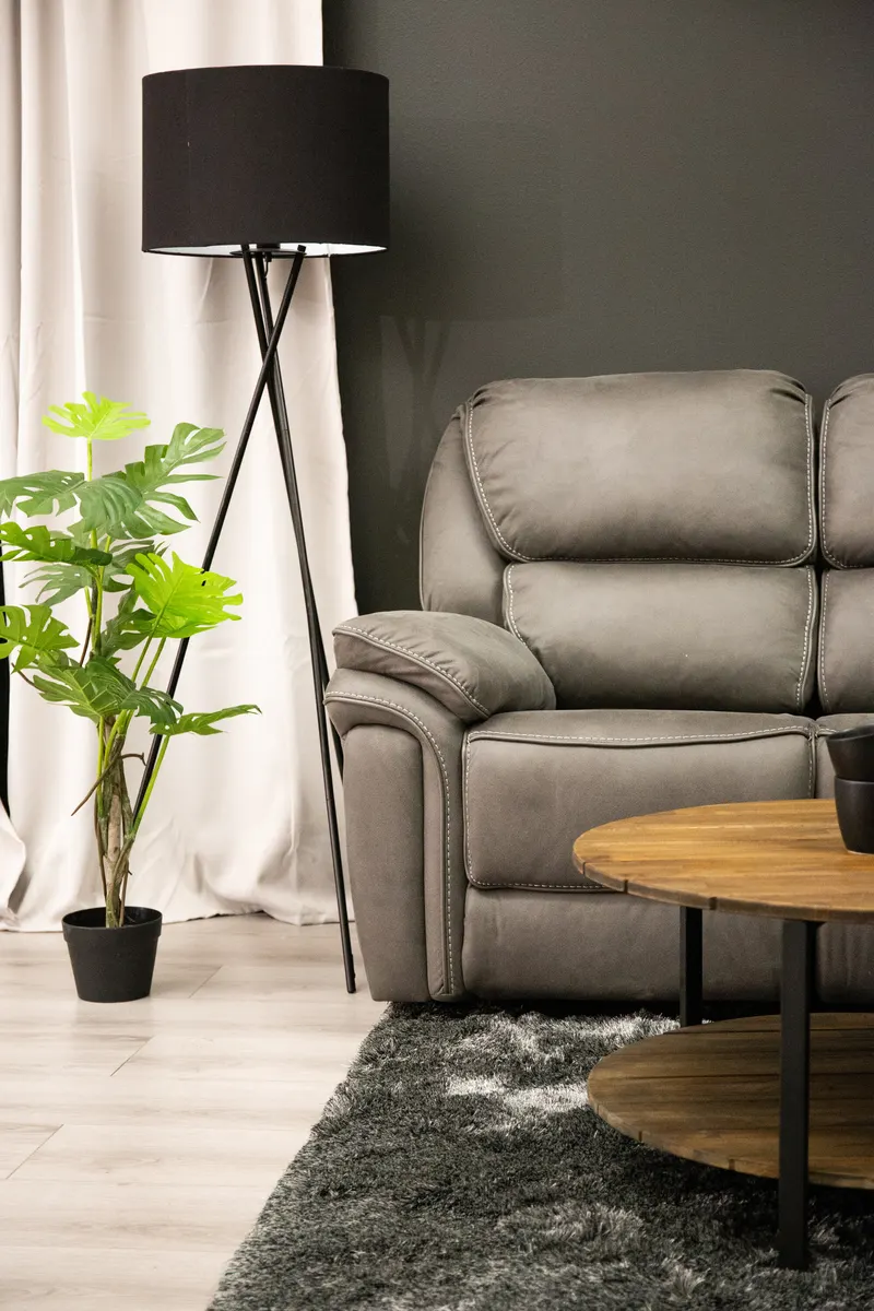 Saranda Sofa Modell 2 mit Liegefunktion in Grau, Gestell Schwarz, im Wohnraum, Ansicht 5
