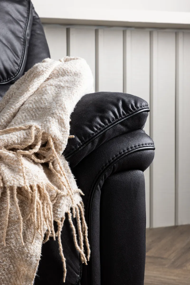 Saranda Sofa mit Liegefunktion in Schwarz, im Wohnraum, Ansicht 2