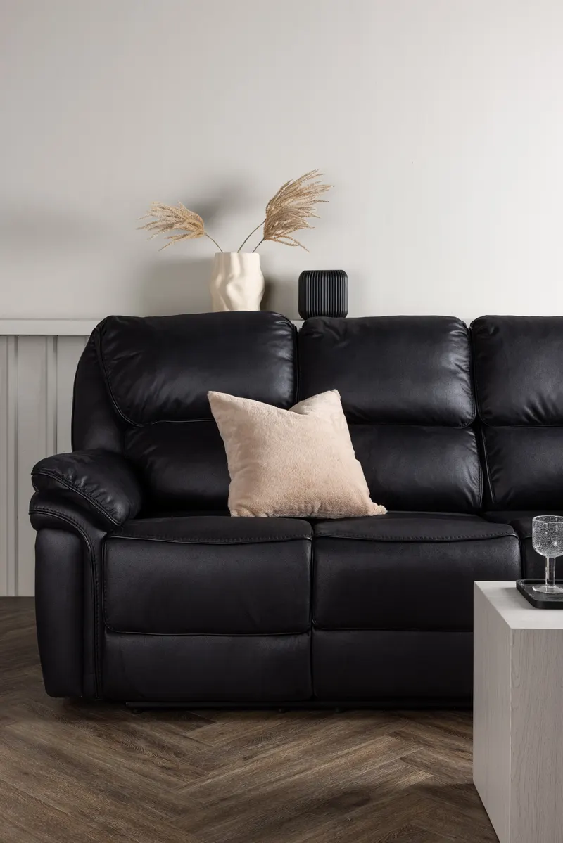 Saranda Sofa mit Liegefunktion in Schwarz, im Wohnraum, Ansicht 3