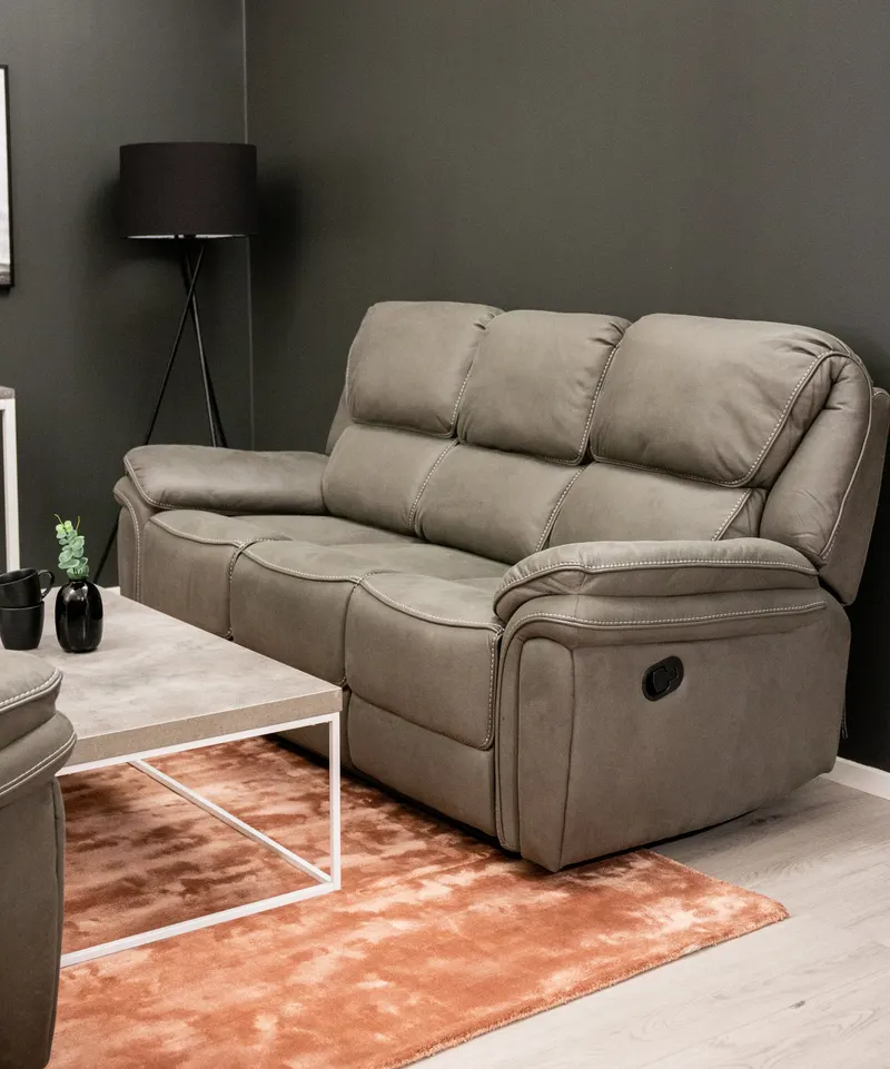 Saranda Sofa mit Liegefunktion in Grau, Gestell Schwarz, im Wohnraum, Ansicht 1