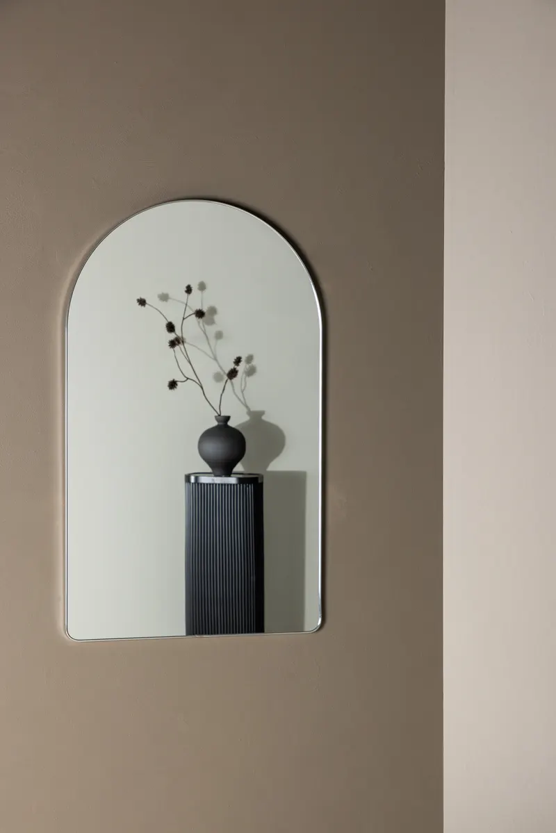 Sarasota Wandspiegel 100 × 60 cm mit Rundbogen, im Wohnraum, Ansicht 1
