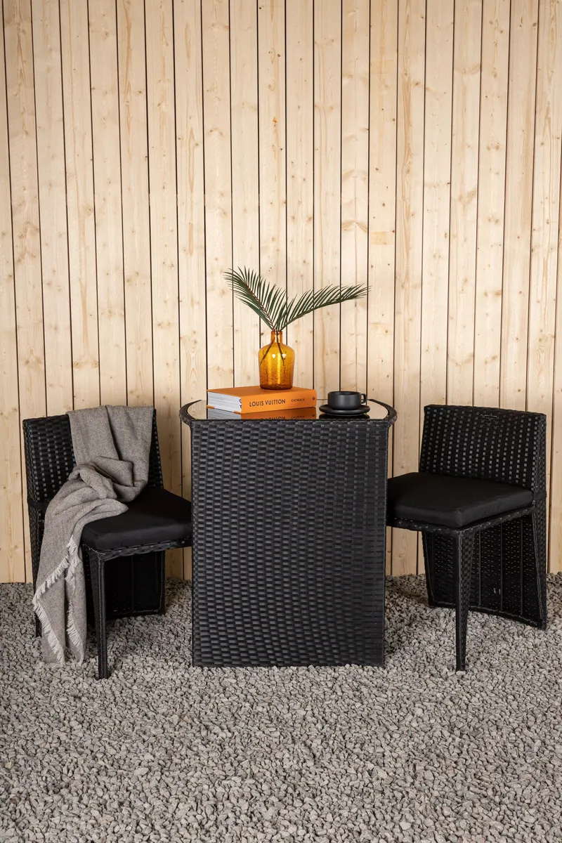 Savanna Balkonmöbel-Set aus Polyrattan mit Glastisch und zwei Stühlen in Schwarz, im Wohnraum, Ansicht 1