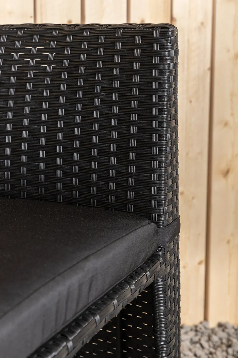 Savanna Balkonmöbel-Set aus Polyrattan mit Glastisch und zwei Stühlen in Schwarz, im Wohnraum, Ansicht 2