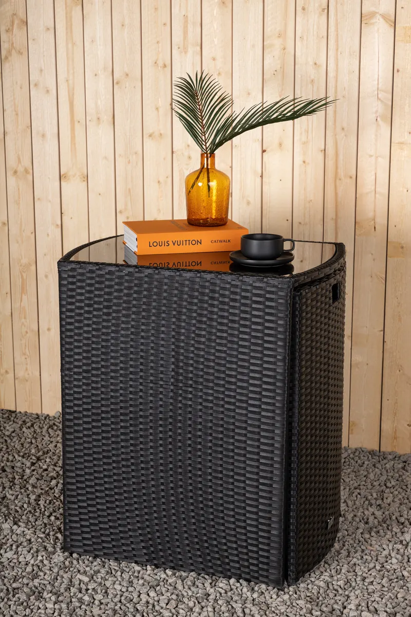 Savanna Balkonmöbel-Set aus Polyrattan mit Glastisch und zwei Stühlen in Schwarz, im Wohnraum, Ansicht 3