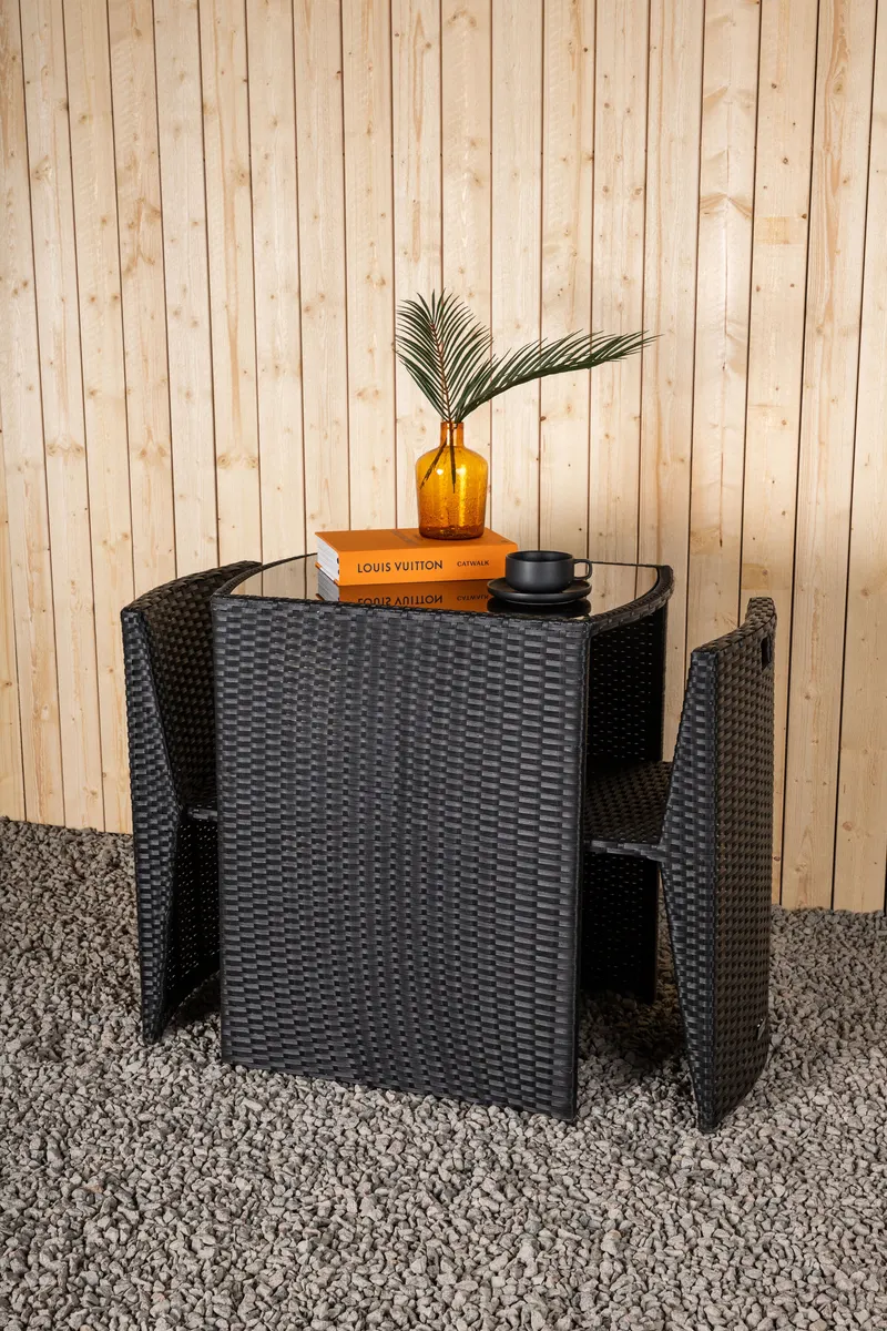 Savanna Balkonmöbel-Set aus Polyrattan mit Glastisch und zwei Stühlen in Schwarz, im Wohnraum, Ansicht 4