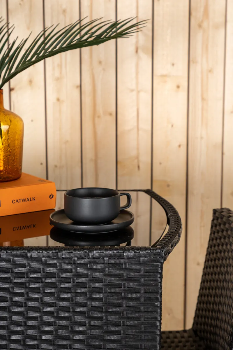 Savanna Balkonmöbel-Set aus Polyrattan mit Glastisch und zwei Stühlen in Schwarz, im Wohnraum, Ansicht 5