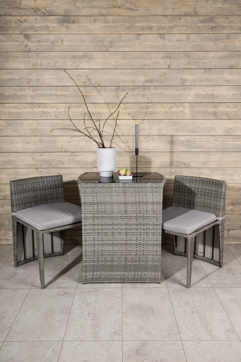 Savanna Balkonmöbel-Set aus Polyrattan mit Glastisch und zwei Stühlen in Grau, im Wohnraum, Ansicht 1