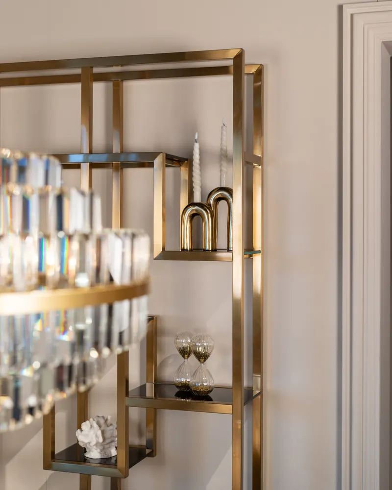 Schrank Magnus, Goldfarben, gebürstet von Richmond Interiors, Wohnbeispiel 8, im Wohnraum