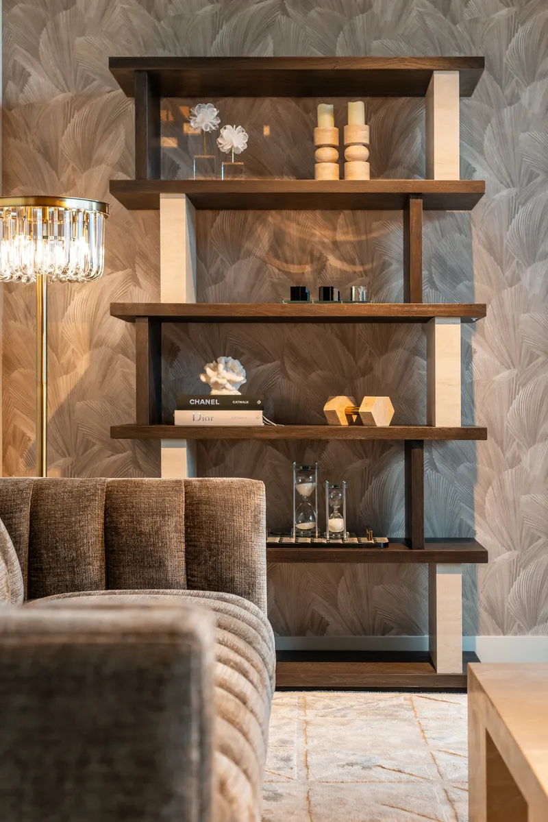 Stehleuchte Dagmar, Bronzefarben von Richmond Interiors, Wohnbeispiel 2, im Wohnraum