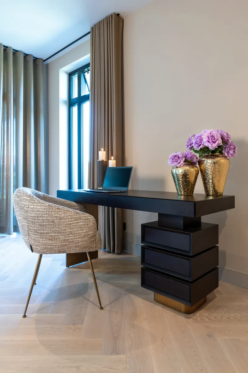 Schreibtisch Alexander Jones, Charcoal von Richmond Interiors, Wohnbeispiel 12, im Wohnraum