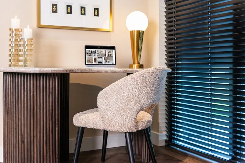 Schreibtisch Rashford, Blush beige von Richmond Interiors, Wohnbeispiel 10, im Wohnraum