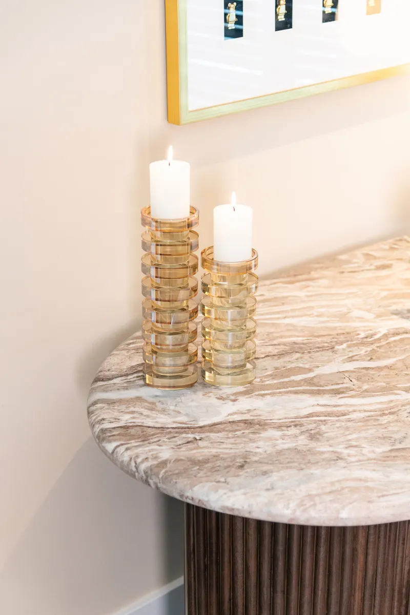Kerzenständer Cira groß in Amber von Richmond Interiors, Wohnbeispiel 4, im Wohnraum