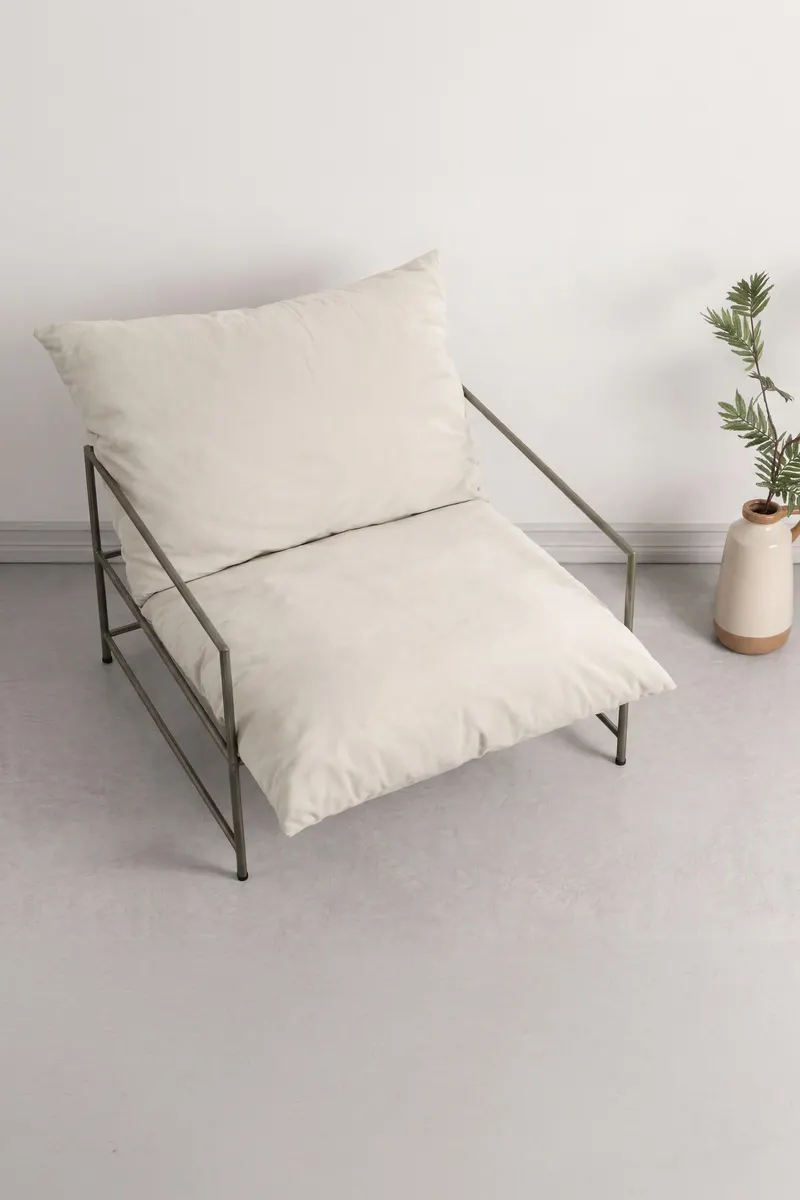 Sedalia Sessel mit Stahlrahmen in Beige, Gestell Bronze, Polyester-Samt, im Wohnraum, Ansicht 3