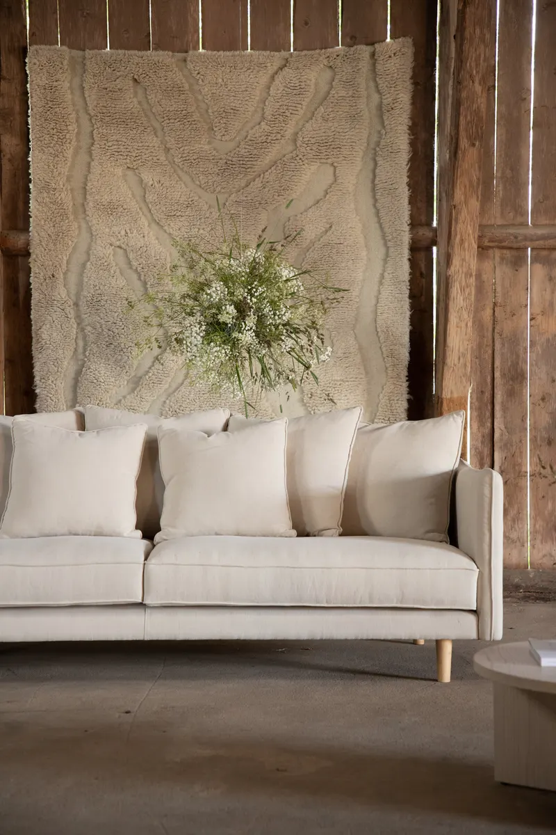 Segelskären Sofa in Beige mit Kissenreihen und abnehmbarem Bezug in einer Wohnszene