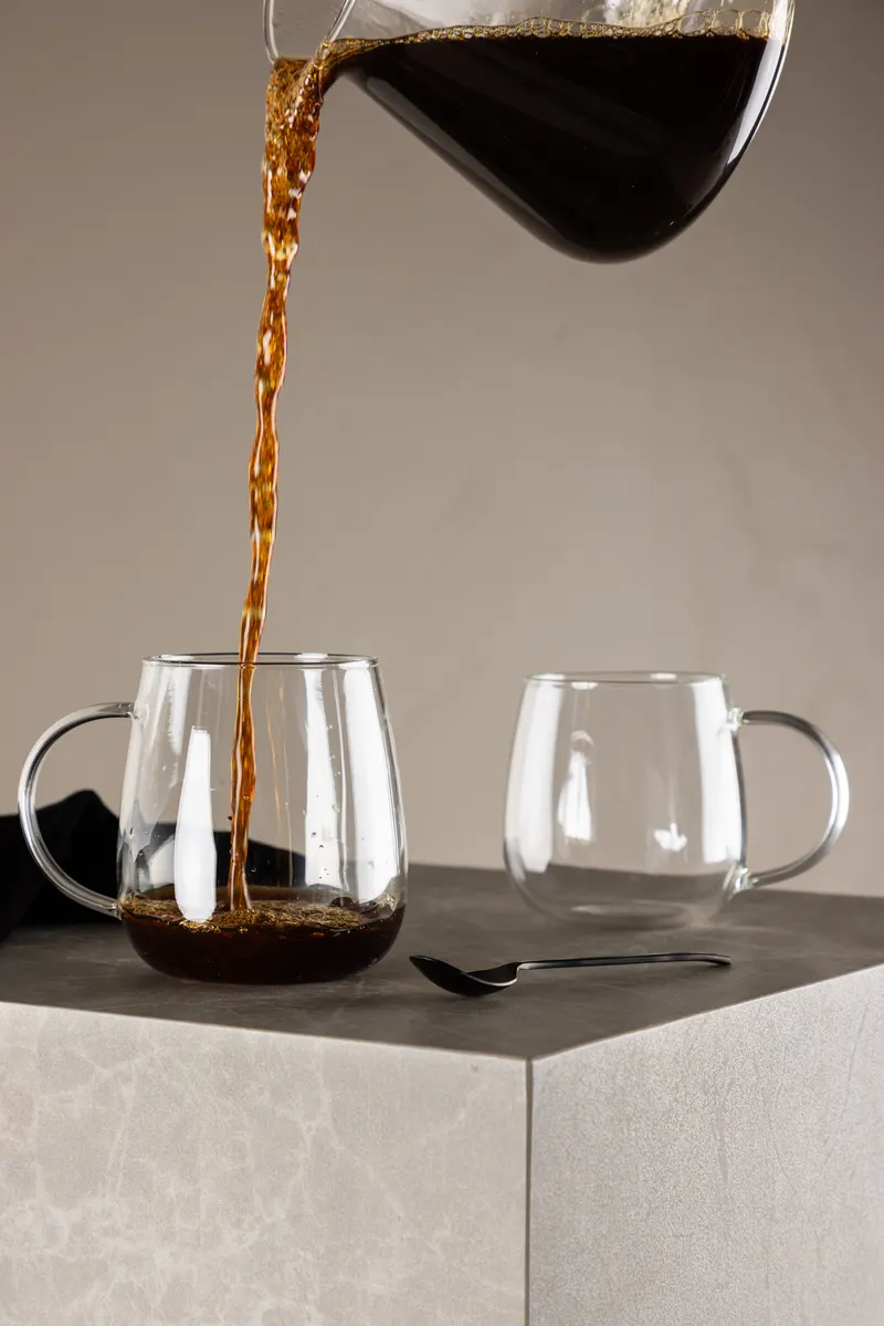 Shine Glastasse mit Henkel, im Wohnraum, Ansicht 1
