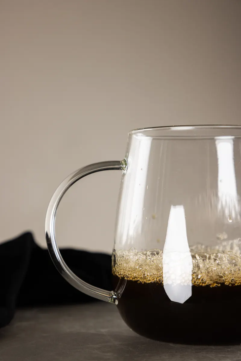 Shine Glastasse mit Henkel, im Wohnraum, Ansicht 2