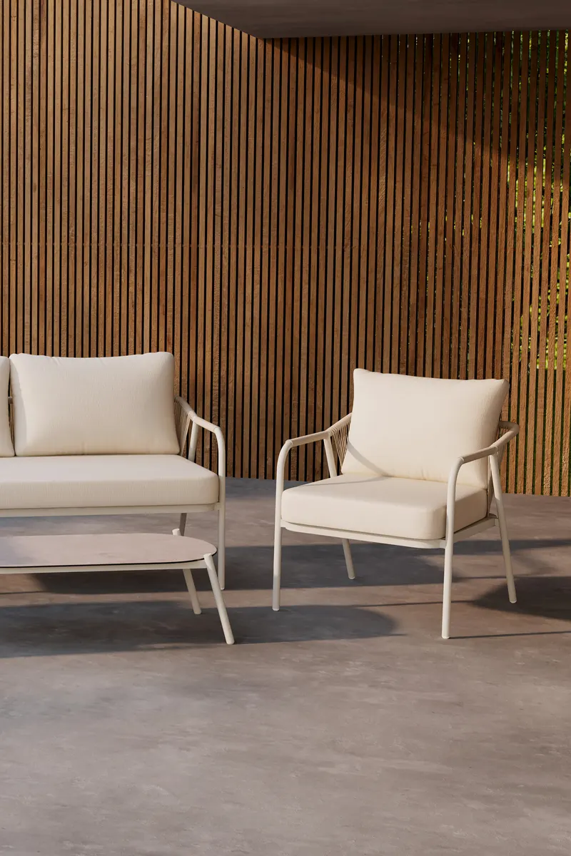 Sicily Gartenlounge mit Sofa, zwei Sesseln und Glastisch, im Wohnraum, Ansicht 2